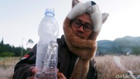 Beberapa botol yang berisi air juga terlihat membeku. (Uje Hartono/detikcom)