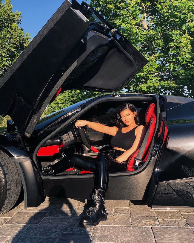 Kylie Jenner berpose dalam balutan busana seksi serba hitam di dalam LaFerrari hitam miliknya. Mobil seharga 1,2 juta poundsterling atau sekitar Rp 21 miliar itu merupakan hadiah dari kekasihnya, Travis Scott. (Foto: Instagram/@kyliejenner)