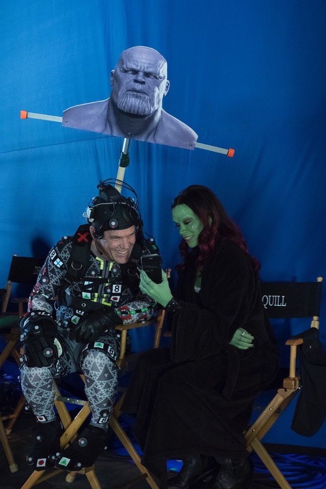 Momen langka ketika Thanos (Josh Brolin) bercengkerama dengan anak angkatnya, Gamora, yang diperankan Zoe Saldana. Kamu tentunya tak menyangka sosok Thanos yang sebenarnya ternyata seperti ini. Foto: Istimewa