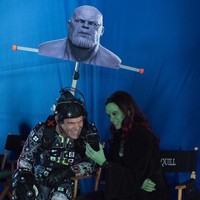 Momen langka ketika Thanos (Josh Brolin) bercengkerama dengan anak angkatnya, Gamora, yang diperankan Zoe Saldana. Kamu tentunya tak menyangka sosok Thanos yang sebenarnya ternyata seperti ini. Foto: Istimewa
