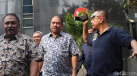 Untuk kasus pertama, KPK menduga Markus merintangi proses penyidikan kasus dugaan korupsi e-KTP serta kasus dugaan pemberian kesaksian palsu yang menjerat Miryam S Haryani. Sedangkan pada kasus dugaan korupsi, Markus disangka menerima suap sekitar Rp 4 miliar guna memuluskan anggaran perpanjangan proyek e-KTP tahun 2013 di DPR.