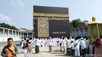 Luas total lokasi tersebut yaitu 4,8 hektar. Replika yang disuguhkan bahkan mulai dari tiruan bandara, Masjidil Haram, Kabah, Masjid Nabawi, Jabal Rahmah, dan lainnya. (Angling/detikcom)