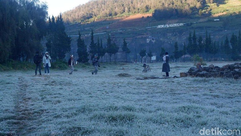 Dieng Berselimut Beku Pagi Ini Saat Suhu Minus 9 Derajat Celsius Dieng Berselimut Beku Pagi Ini Saat Suhu Minus 9 Derajat Celsius