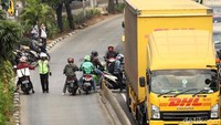 Sejumlah pengendara yang nekat memutar arah karena mengetahui keberadaan polisi tak bisa kabur dan ditilang.