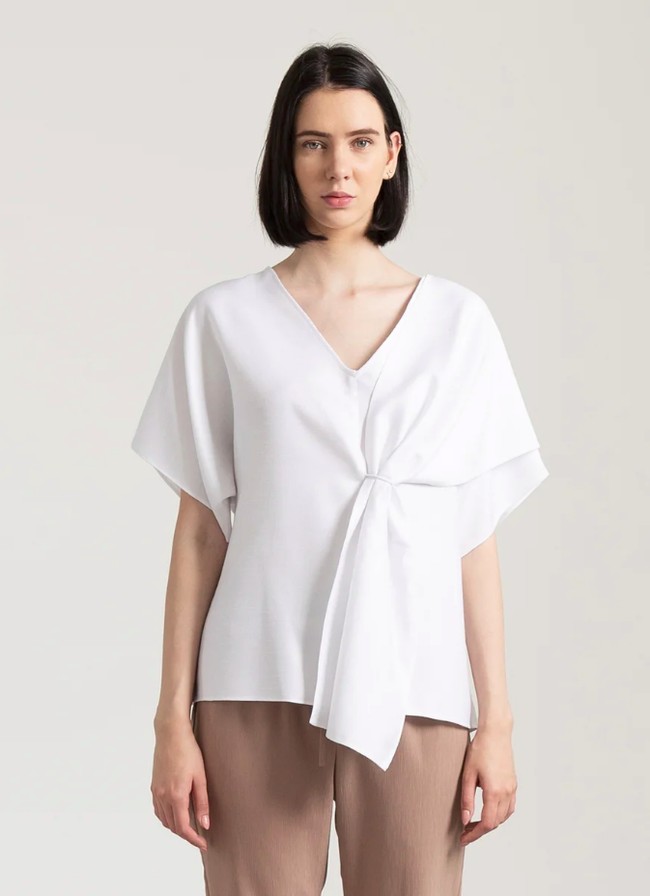 Brand Clemence bisa dipertimbangkan untuk mencari blus putih yang cantik. Untuk Anda yang mencari blus lengan pendek namun berdetail unik dapat melirik Marlene Blouse ini. Item tersebut bisa dimiliki dengan Rp 399 ribu. Foto: Bobobobo