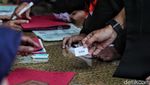 Berebut Kursi SMPN, Ratusan Orang Antre Sejak Pagi