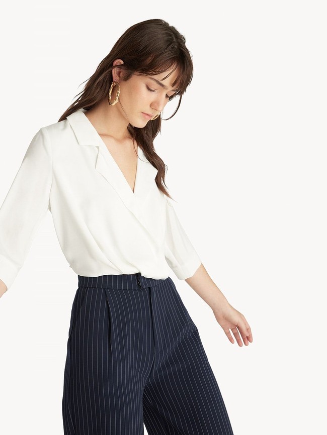 Selain Zalora, Anda bisa mencari blus putih di situs belanja Pomelo. Situs tersebut pun menawarkan blus dengan potongan seperti blazer yang cocok dipakai kerja dan acara formal lainnya. Tucked In Surplice Top ini ditawarkan dengan harga Rp 439 ribu. Foto: Pomelo