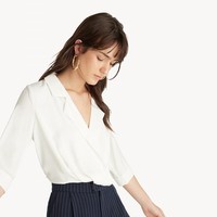 Selain Zalora, Anda bisa mencari blus putih di situs belanja Pomelo. Situs tersebut pun menawarkan blus dengan potongan seperti blazer yang cocok dipakai kerja dan acara formal lainnya. Tucked In Surplice Top ini ditawarkan dengan harga Rp 439 ribu. Foto: Pomelo
