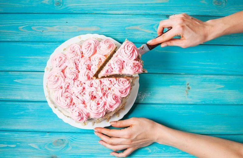 Usai Viral Video Kupas Bawang, Kini Ada Video Cara Praktis Potong Kue