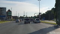 Mobil-mobil selalu berhenti tepat di belakang marka saat lampu traffic berubah merah. Foto: Luthfi Anshori