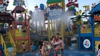 Pemain tengah Chelsea, Jorginho asyik main basah-basahan di Parque Acuatico Beach Park. Suatu water park di Brasil (Instagram/jorginhofrello)