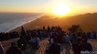 Bukit ini mulai dikenal karena keindahan senjanya. Mulai pukul 16.00-17.00 WIB, landasan curam ini mulai padat dengan muda-mudi yang ingin melihat sunset. Bonauli/detikcom)