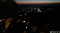 Sesaat mulai gelap, para pengunjung terlihat membubarkan diri. Tak semuanya pulang, ada yang nongkrong, ngopi atau makan untuk melihat kelap-kelip lampu dari ketinggian (Bonauli/detikcom)