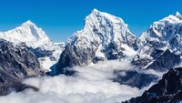Sejak tahun 2000, ketinggian gletser di pegunungan Himalaya rata-rata menciut 0,5 meter per tahun. Tim peneliti juga meninjau 650 gletser Himalaya yang membentang sepanjang 2000 km. Tercatat sepanjang tahun 1975-2000, rata-rata sebanyak 4 miliar ton es menghilang setiap tahun. (iStock)
