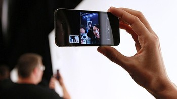 Begini ketika FaceTime dijajal di iPhone 4. (Foto: Justin Sullivan/Getty Images)