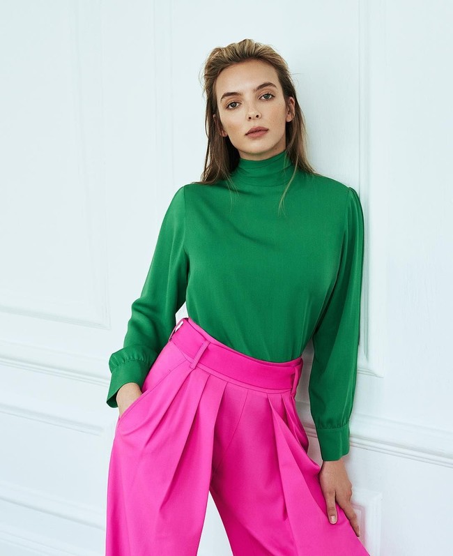 Aku bekerja di Tesco, sebuah supermarket di Inggris sebagai kasir. Aku juga bekerja di bar sebentar. Aku mengumpulkan gelas, bahkan lebih glamour! Itu adalah dua pekerjaan utamaku sebelum memulai karier aktingku, ungkapnya kepada Channel Guide Mag. Foto: Instagram @jodiemcomer