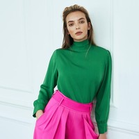 Aku bekerja di Tesco, sebuah supermarket di Inggris sebagai kasir. Aku juga bekerja di bar sebentar. Aku mengumpulkan gelas, bahkan lebih glamour! Itu adalah dua pekerjaan utamaku sebelum memulai karier aktingku, ungkapnya kepada Channel Guide Mag. Foto: Instagram @jodiemcomer