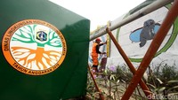 Petugas PPSU kelurahan Pegadungan tersebut membuat mural tentang ajakan menjaga lingkungan.