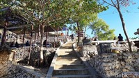 Di kanan kiri tangga tersedia meja makan yang menghadap ke Pantai Parangtritis. Bagitu sampai di atas, mungkin kamu akan sedikit bergidik karena tinggi (Bonauli/detikcom)