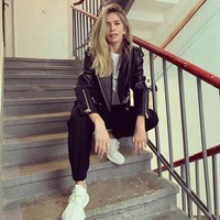 Wanita 37 tahun itu memiliki anak pertama ketika usianya masih sangat muda. Putri Vera yang bernama Sonya Kiperman kini berusia 18 tahun. (Foto: Instagram)