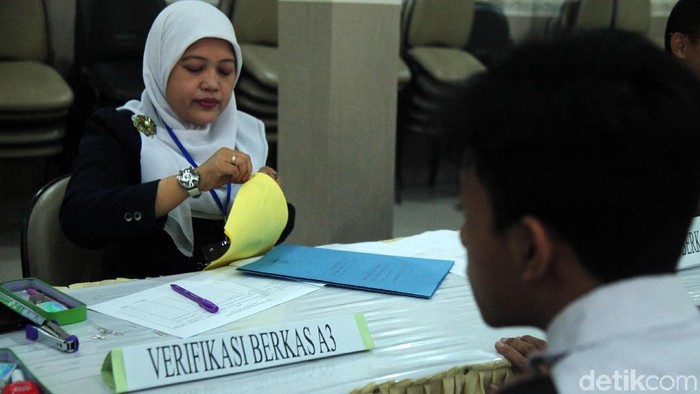 Pendaftaran Penerimaan Peserta Didik Baru (PPDB) DKI Jalur Zonasi untuk SMP dan SMA hari ini. SMAN 34 Jakarta menjadi sekolah favorit yang diserbu warga.