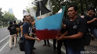Mereka juga membawa replika perahu dan jaring.