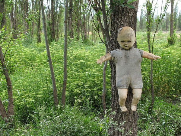 Alkisah, untuk mengenang dan menghormati anak yang tewas itu boneka pun mulai dipasang di sana. Ada pula spekulasi bahwa pemasangan boneka terus bertambah demi menyenagkan arwah si bocah. (Foto: Dok. www.isladelasmunecas.com) Alkisah, untuk mengenang dan menghormati anak yang tewas itu boneka pun mulai dipasang di sana. Ada pula spekulasi bahwa pemasangan boneka terus bertambah demi menyenagkan arwah si bocah. (Foto: Dok. www.isladelasmunecas.com)