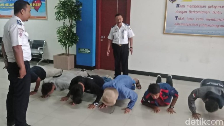 6 Remaja Kulon Progo Dihukum Push Up di Terminal Solo Gegara Ini 6 Remaja Kulon Progo Dihukum Push Up di Terminal Solo Gegara Ini
