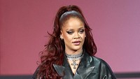 Rihanna tak masuk dalam daftar apapun, namun ia berkesempatan untuk menyerahkan piala Lifetime Achievement kepada Mary J. Blidge. Frederick M. Brown/Getty Images for BET