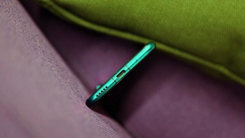 Mengusung USB Type C dan tanpa ada port jack audio 3,5 mm. Foto: Sina Mobile