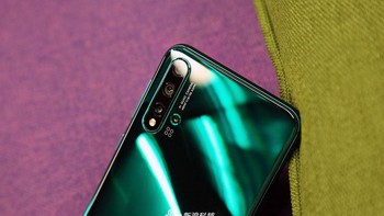 Di bagian belakangnya ada empat kamera yang terdiri dari kamera utama 48 megapixel, kamera wide angle 16 megapixel, kamera 2 megapixel untuk depth sensor dan 2 megapixel sensor macro. Foto: Sina Mobile