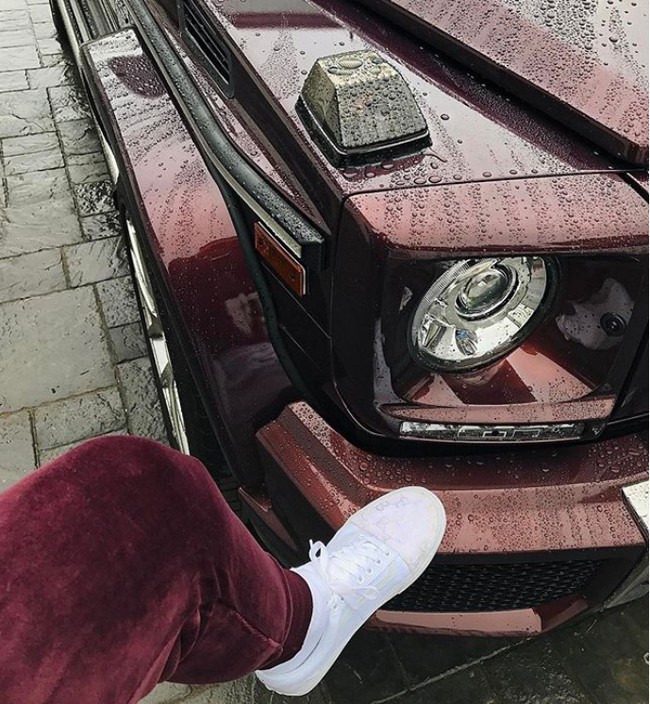 Celana velvet Kylie Jenner matching dengan Mercedes G Wagon merah anggur. (Foto: Instagram/@kyliejenner)
