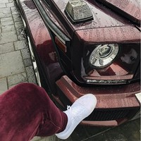 Celana velvet Kylie Jenner matching dengan Mercedes G Wagon merah anggur. (Foto: Instagram/@kyliejenner)