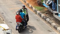 Para pengendara motor yang kedapatan menerobos jalur busway itu pun ditilang polisi.