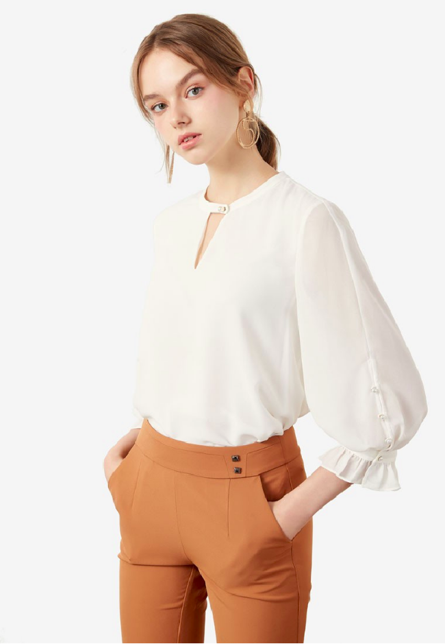 Banyak situs belanja menawarkan beragam blus cantik untuk kerja dan bepergian. Dari brand Hopeshow, tersedia Front Cut Out Blouse dengan detail ruffle di lengan ini bisa dimiliki dengan Rp 269 ribu. Foto: Zalora
