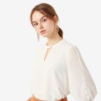 Banyak situs belanja menawarkan beragam blus cantik untuk kerja dan bepergian. Dari brand Hopeshow, tersedia Front Cut Out Blouse dengan detail ruffle di lengan ini bisa dimiliki dengan Rp 269 ribu. Foto: Zalora
