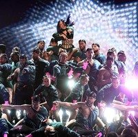 Kostum tersebut  sukses menyempurnakan aksi panggung rapper yang dulu berprofesi sebagai penari erotis itu. (Foto: Kevin Winter/Getty Images)