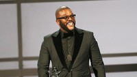 Surtradara Tyler Perry berhasil mendapatkan piala tertinggi yakni Ultimate Icon. Frederick M. Brown/Getty Images for BET