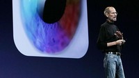 SAN FRANCISCO - JUNE 07:  Apple CEO Steve Jobs announces the new retina display on the new iPhone 4 as he delivers the opening keynote address at the 2010 Apple World Wide Developers conference June 7, 2010 in San Francisco, California. Jobs kicked off their annual WWDC with the announcement of the new iPhone 4.  (Photo by Justin Sullivan/Getty Images)