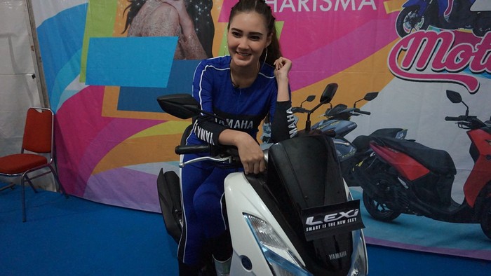 Momen Nella Kharisma Jadi Saksi Iritnya Teknologi Blue Core Yamaha
