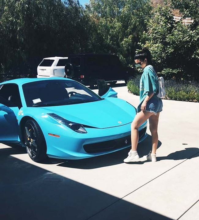 Kylie Jenner tampil senada dengan Ferrari seri 458 miliknya yang berwarna biru. (Foto: Instagram/@kyliejenner)