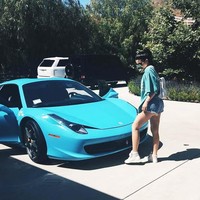 Kylie Jenner tampil senada dengan Ferrari seri 458 miliknya yang berwarna biru. (Foto: Instagram/@kyliejenner)