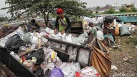  Tumpukan sampah ini menimbulkan bau tidak sedap.
