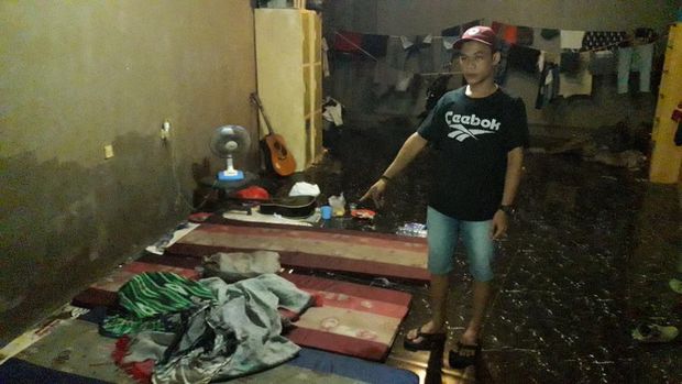 Karyawan menunjukkan tempatnya disekap perampok.