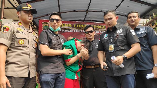 Sejumlah bahan baku sabu ditemukan di rumah tersebut.