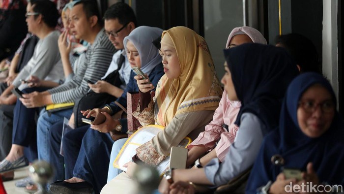 Sejumlah orang tua murid mendatangi SMAN 8 Jakarta untuk mendaftar PPDB DKI 2019 Jalur Zonasi. Tak sedikit dari mereka yang telah mengantre sejak pagi.