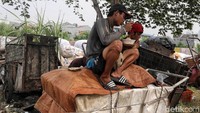 Namun bau tidak sedap tersebut tidak membuat pengepul ini membatalkannya menyantap bakmi.