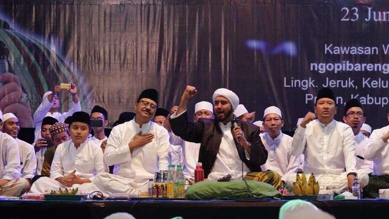 Ribuan Warga Selawatan Bareng Habib Syech di Atas Ketinggian 800 Meter Ribuan Warga Selawatan Bareng Habib Syech di Atas Ketinggian 800 Meter