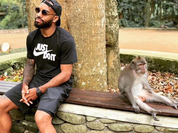 Alex Lacazette penyerang Arsenal asyik berpose bersama seekor monyet. Kabarnya, foto ini diambil di Bali (Instagram/lacazettealex) Alex Lacazette penyerang Arsenal asyik berpose bersama seekor monyet. Kabarnya, foto ini diambil di Bali (Instagram/lacazettealex)