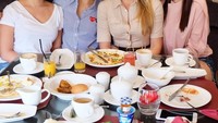 Kalau ini kebahagiaan Whulan saat makan bareng finalis Miss Universe dari China dan Jerman. Kira-kira mereka makan apa saja ya? Foto: Instagram whulandary